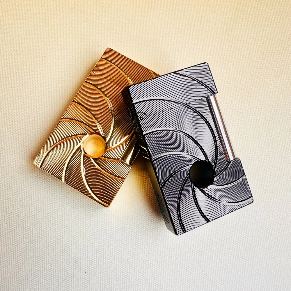 

Branded lighter, cigarette accessories, with a crisp and pleasant sound, and includes a set of custom accessories.