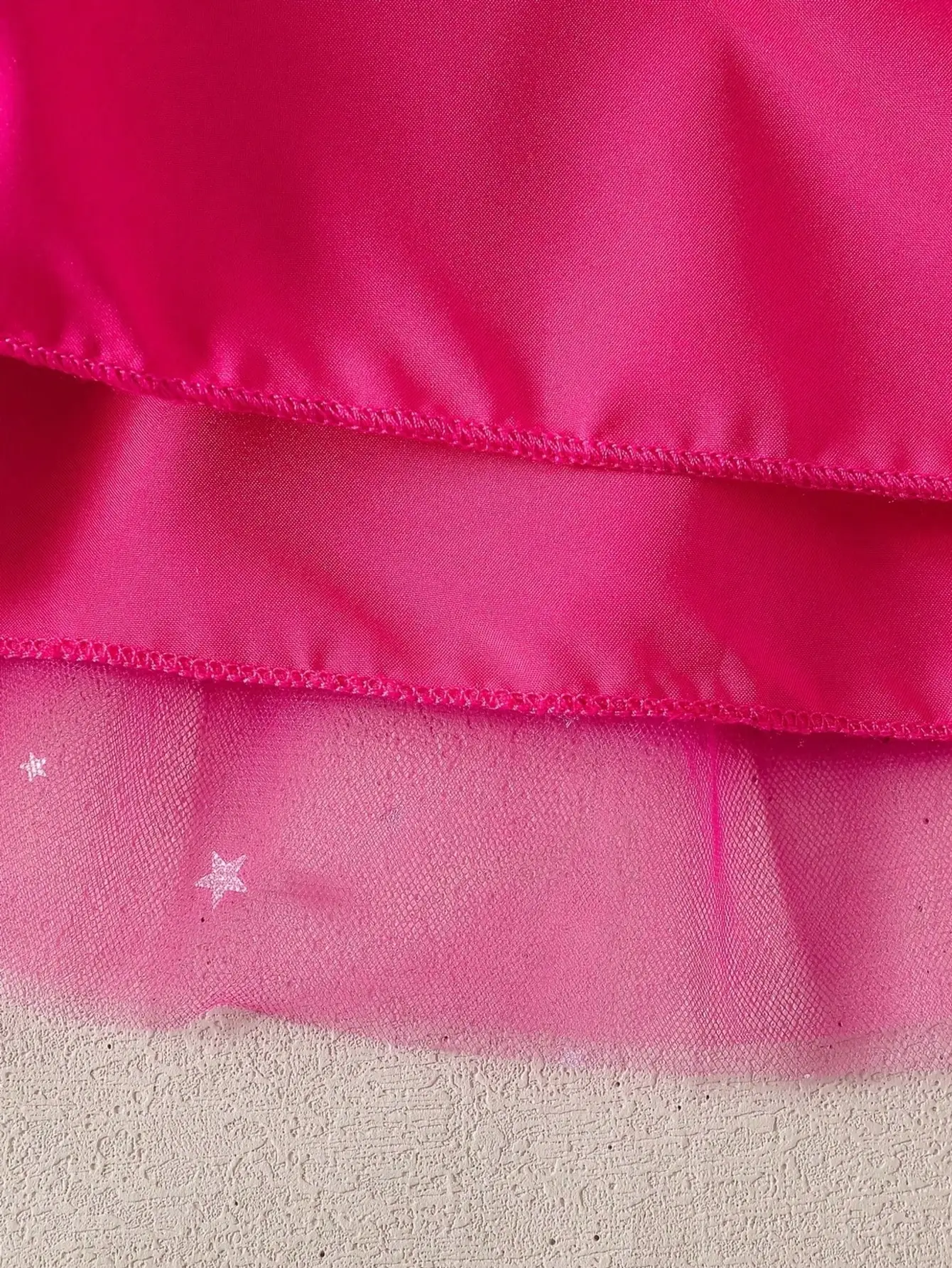 Sommerliches magentafarbenes Prinzessinnenkleid mit Sternen und Mond, eleganter und modischer Stil, beliebter Stil. – Detail 6