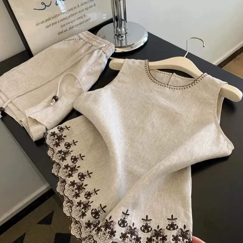 Semplice stile vecchio denaro in cotone e lino per l'industria pesante, gilet in pizzo ricamato, pantaloncini estivi da donna, abito a due pezzi