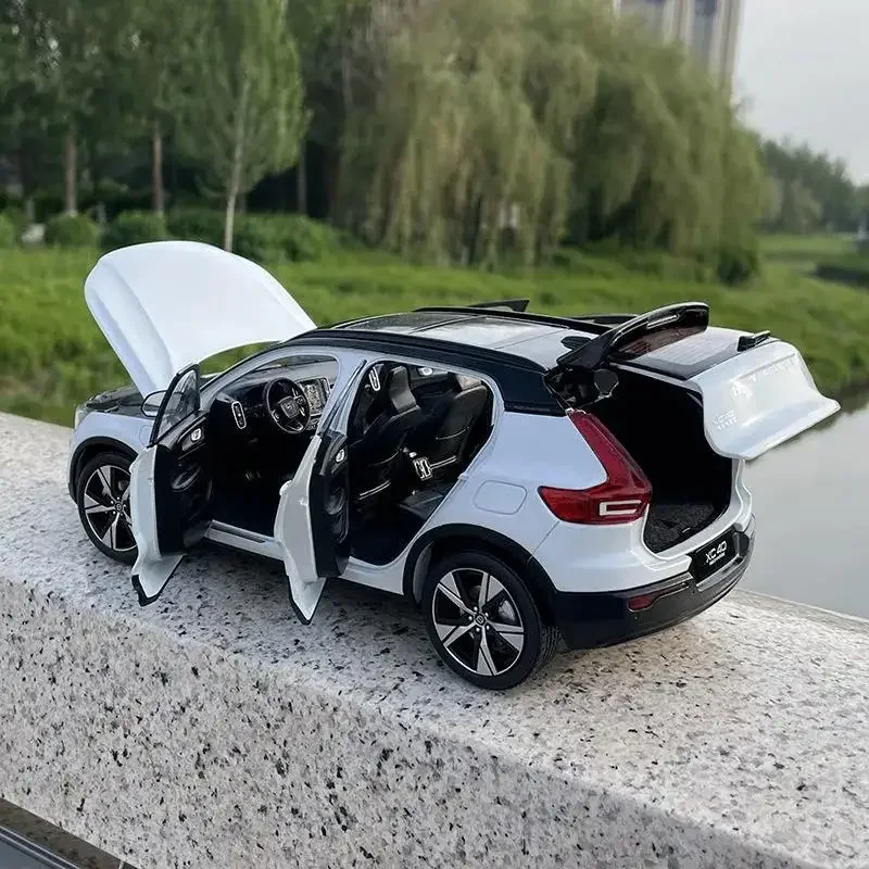 1:18 2022 VOLVO XC40 Electric Car SUV Simulation Diecast Car Metal Alloy Model Car For Boys Gifts Original Box Collection P53