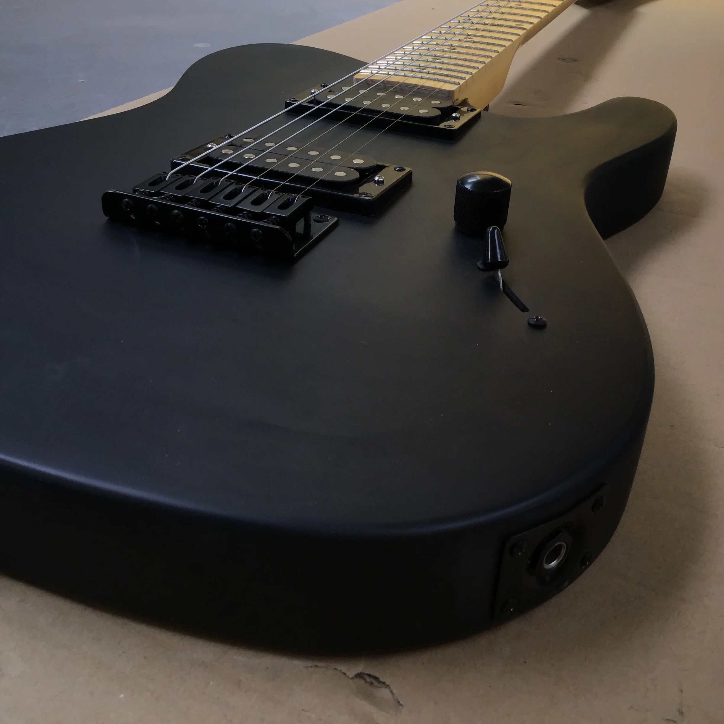 Factory hot sale 6-string electric guitar, maple fingerboar, matte black in stock,Double open pickups, perfect tone