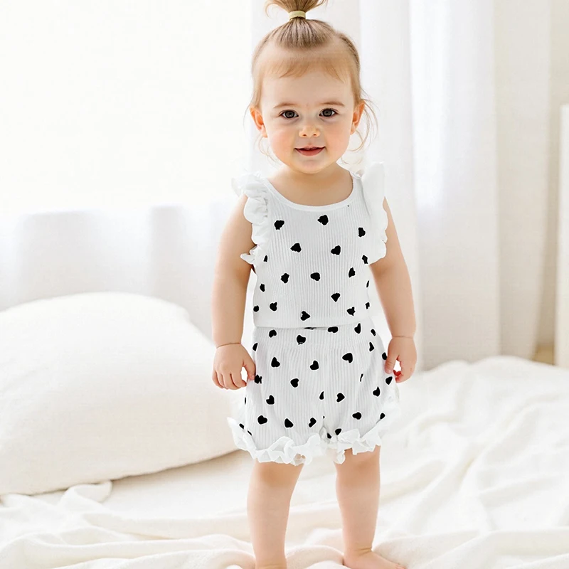 Conjunto de 2 peças para bebês meninas, sem mangas, gola redonda, babado, estampa de coração, regata e shorts