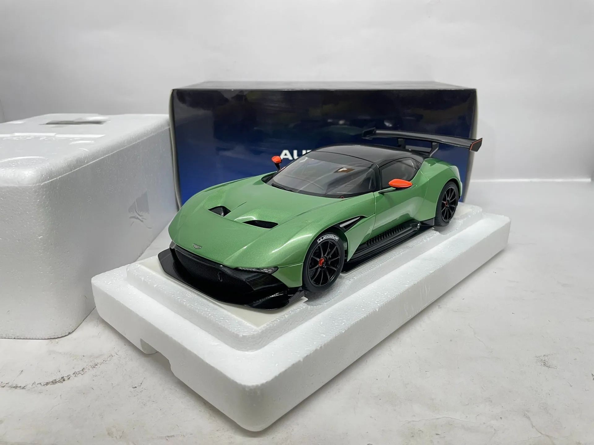 

Autoart 1:18 Aston Vulcan Metallic Green Simulation Limited Edition All Open Alloy Metal Static Car Model Toy Gift