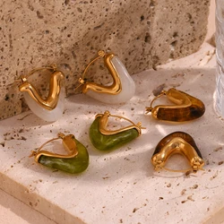 Ins Blogger Style Fashion Textured Acrylic Amber Green White Gold Plated Steel V Shape Hoop Earrings zielone kolczyki damskie