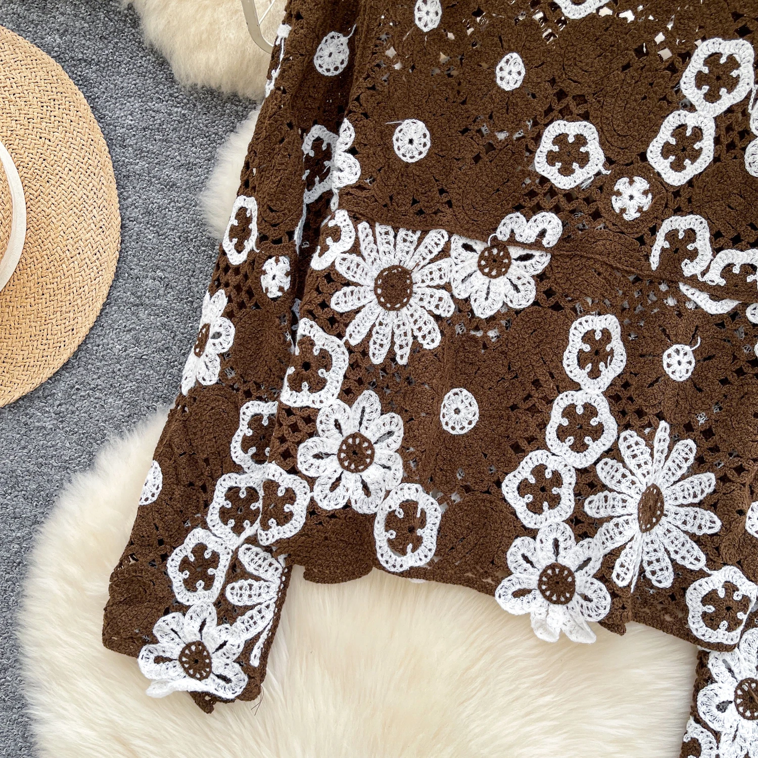 Retro Bohemian Hollow Crochet Long-sleeved Knitted Tops For Women 2025 Autumn Vacation Beach Cover-up Sweater: Swetry damskie z długim rękawem, ażurowe, dziergane na szydełku, w stylu retro boho, idealne na wakacje jesienią, jako narzutka na plażę.