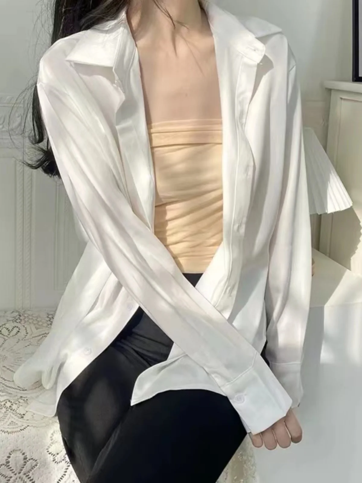 Ele المرأة طويلة Sve irt 2024 جديد Sle البوليستر الساتان ثنى قميص أبيض الكورية Sle طوق زر التفاصيل