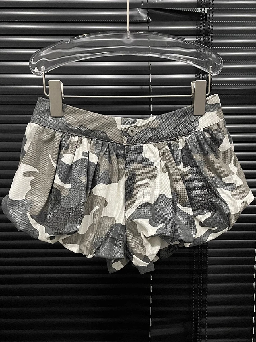 TWOTWINSTYLE Camouflage Sexy Set a due pezzi per le donne Risvolto senza maniche Top a vita alta Minigonna Chic Set dimagranti Donna Nuovo