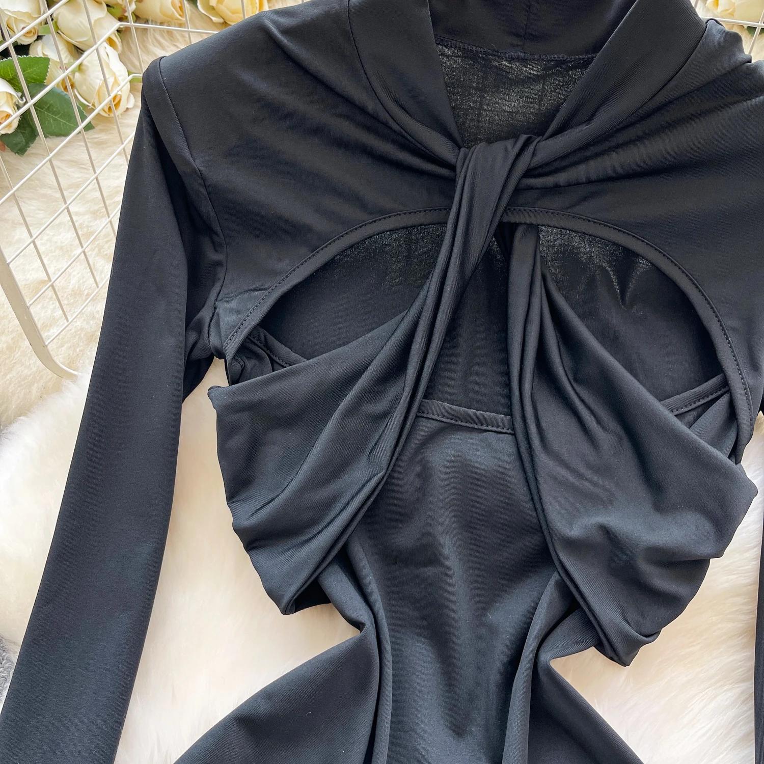 เดรสสั้นสีดำเซ็กซี่แบบมีรอยตัดแต่ง แบรนด์ Foamlina แฟชั่นผู้หญิง ตกแต่งไหล่ด้วยฟองน้ำ แขนยาว ทรงเข้ารูป เหมาะสำหรับงานปาร์ตี้และคลับ  คอลเลคชั่นฤดูใบไม้ร่วง 2025