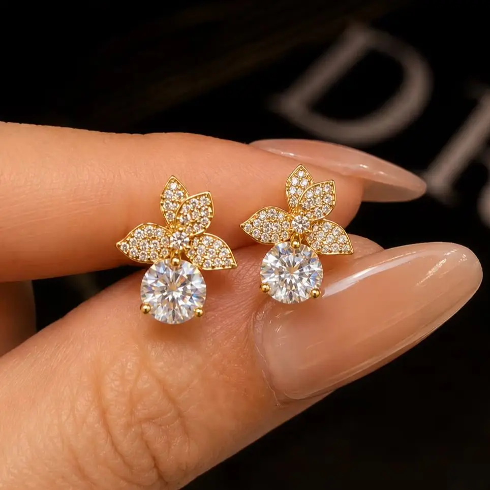 Ein Paar 925er-Silber-Ohrringe mit 2 Karat (jeweils) Moissanit-Steinen in Blumenform für Damen – geeignet für Partys, als Geschenk und für den täglichen Gebrauch. – Detail 3