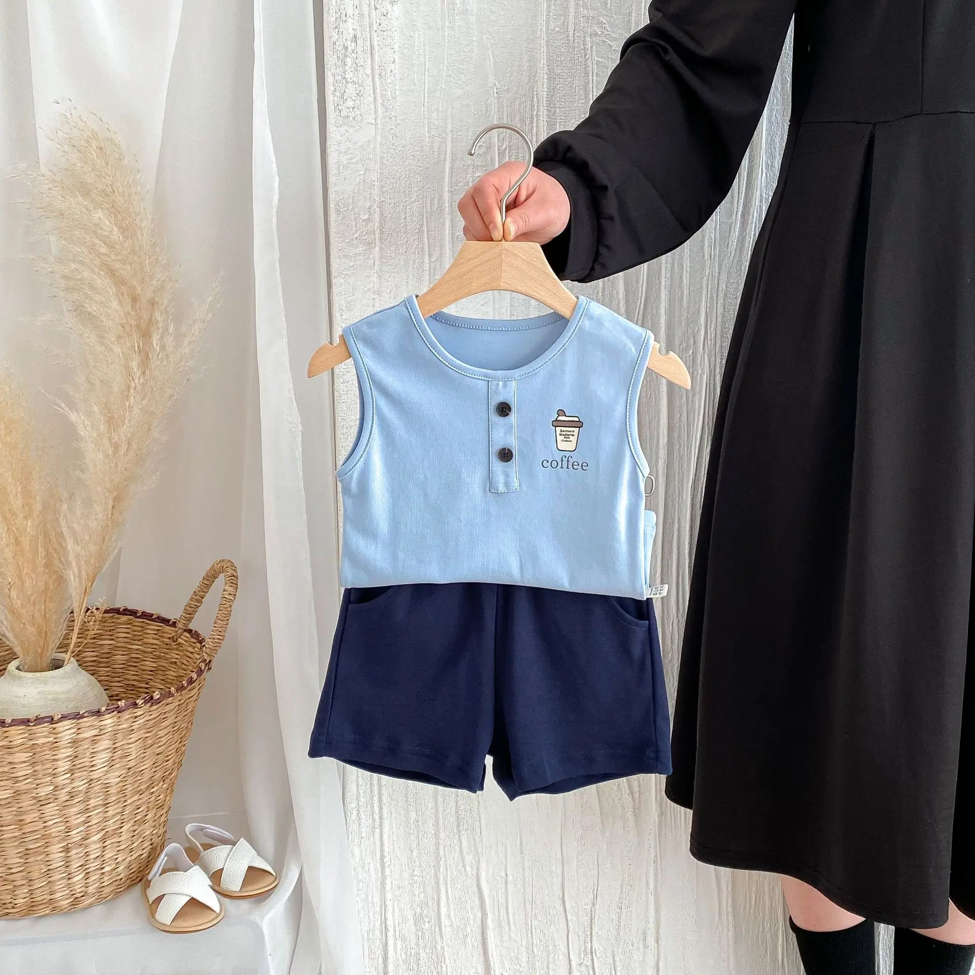 

Корейский летний комплект для малышей 2026: Новый стильный набор для мальчиков — майка без рукавов и шорты (двойка)