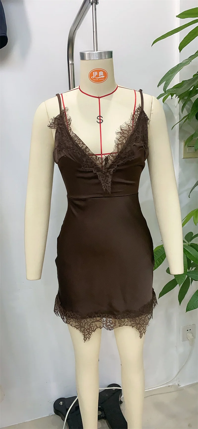 Vestido feminino 2025 outono novo estilo marrom avermelhado cinta renda guarnição com decote em v mini vestido sexy e elegante