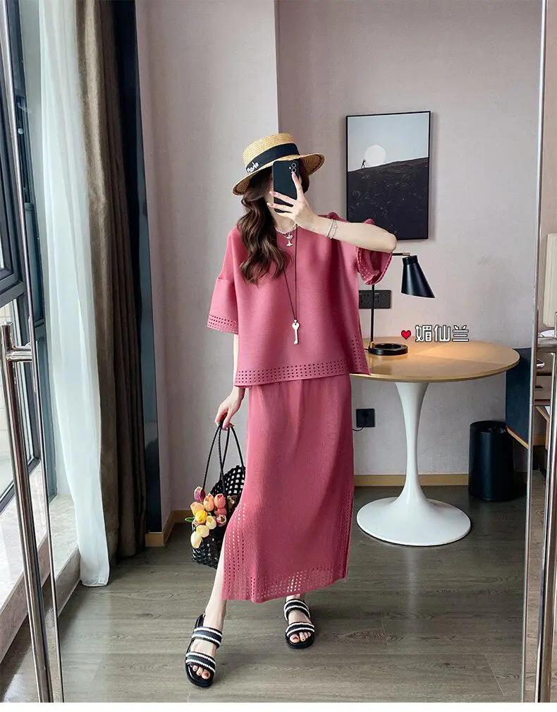 

Женский элегантный комплект: однотонная свободная футболка с вырезами и эластичная комфортная юбка-полусолнце для весны/лета, для активного отдыха и путешествий