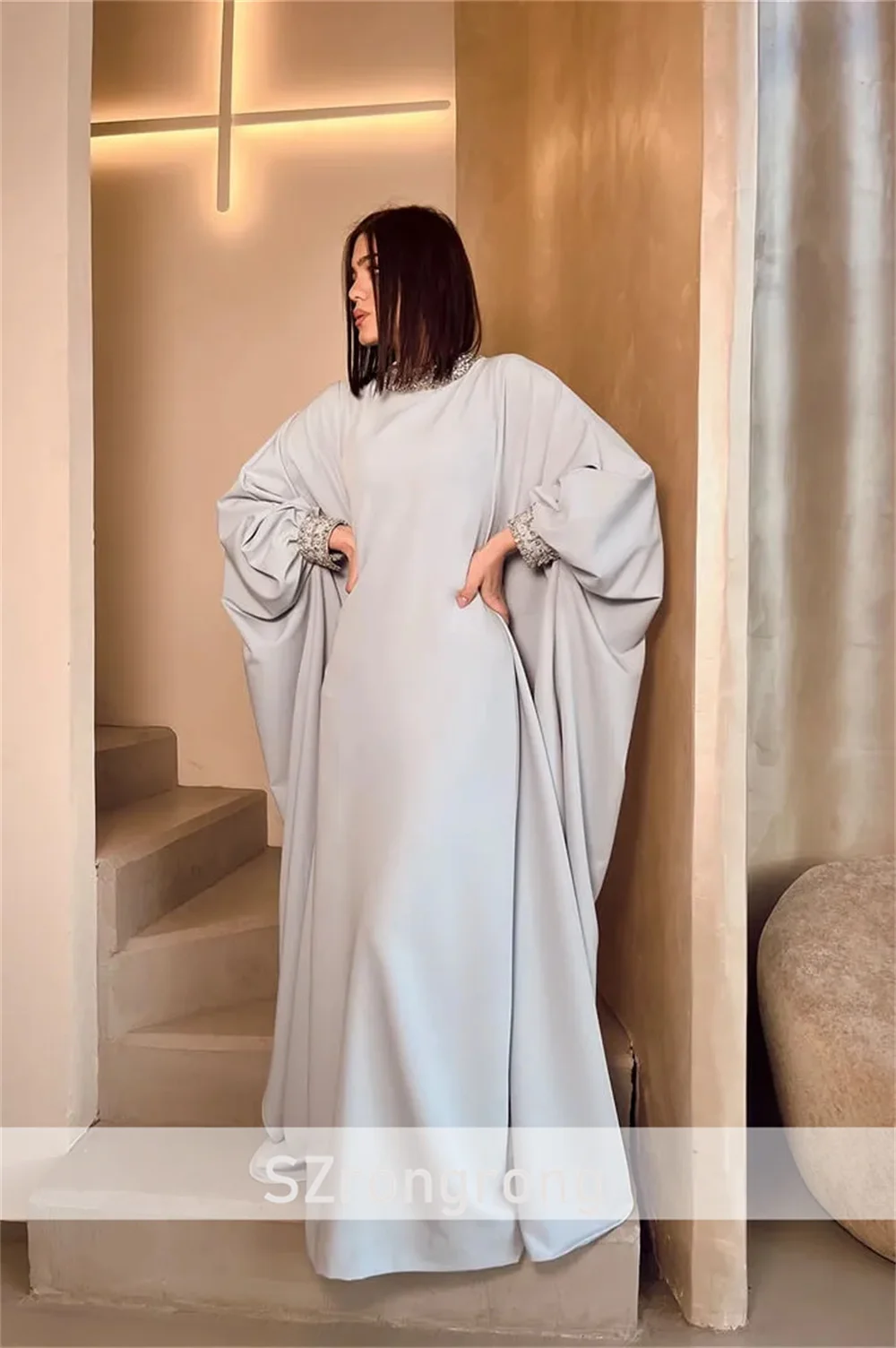 فساتJubah Panjang Longgar Satin Leher Tinggi dengan Gaun Saudi Panjang Lantai Lengan Panjang Lurus Kristal untuk Wanita Dibuat Sesuai Pesanan