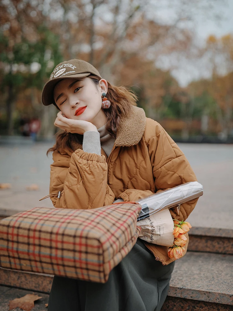 

Осенне-зимняя коричневая куртка с воротником из овечьего меха и вышивкой в виде тыквы, женская, новая коллекция 2025, корейская версия, для повседневной носки, из хлопка.