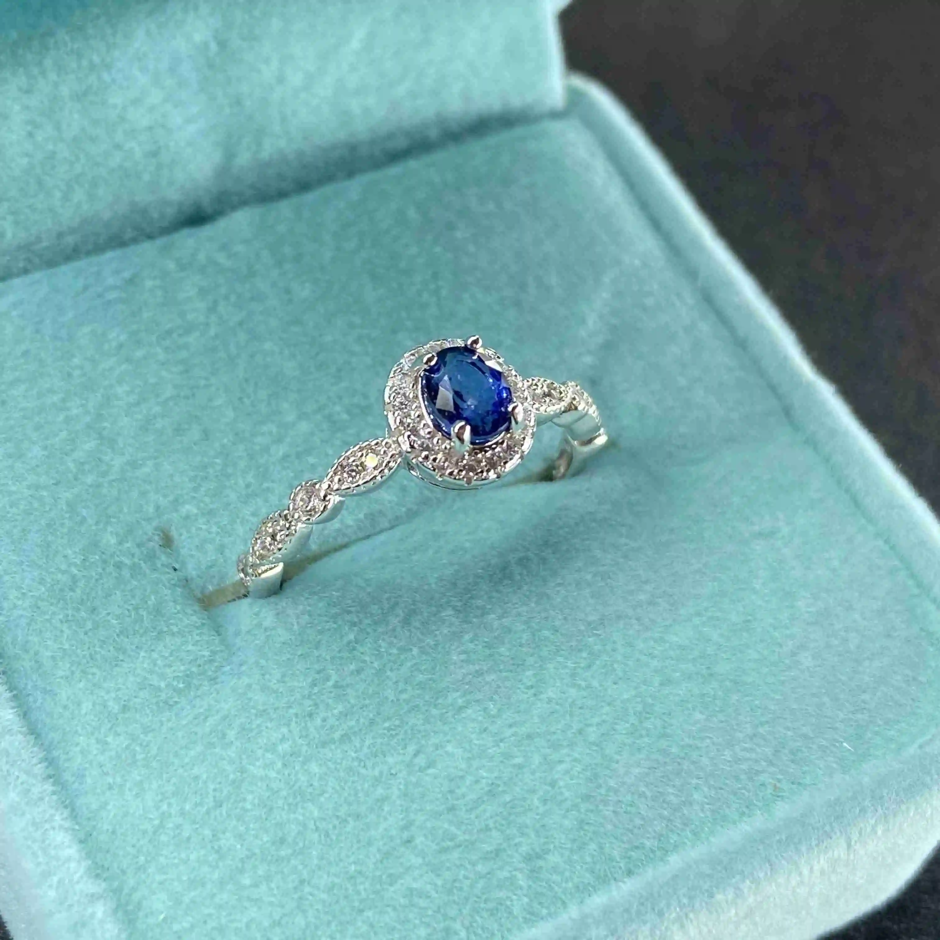 

Кольцо с сапфиром, регулируемое отверстие, серебро 925, простое и стильное, символизируйте верность, мудрость и благородство.