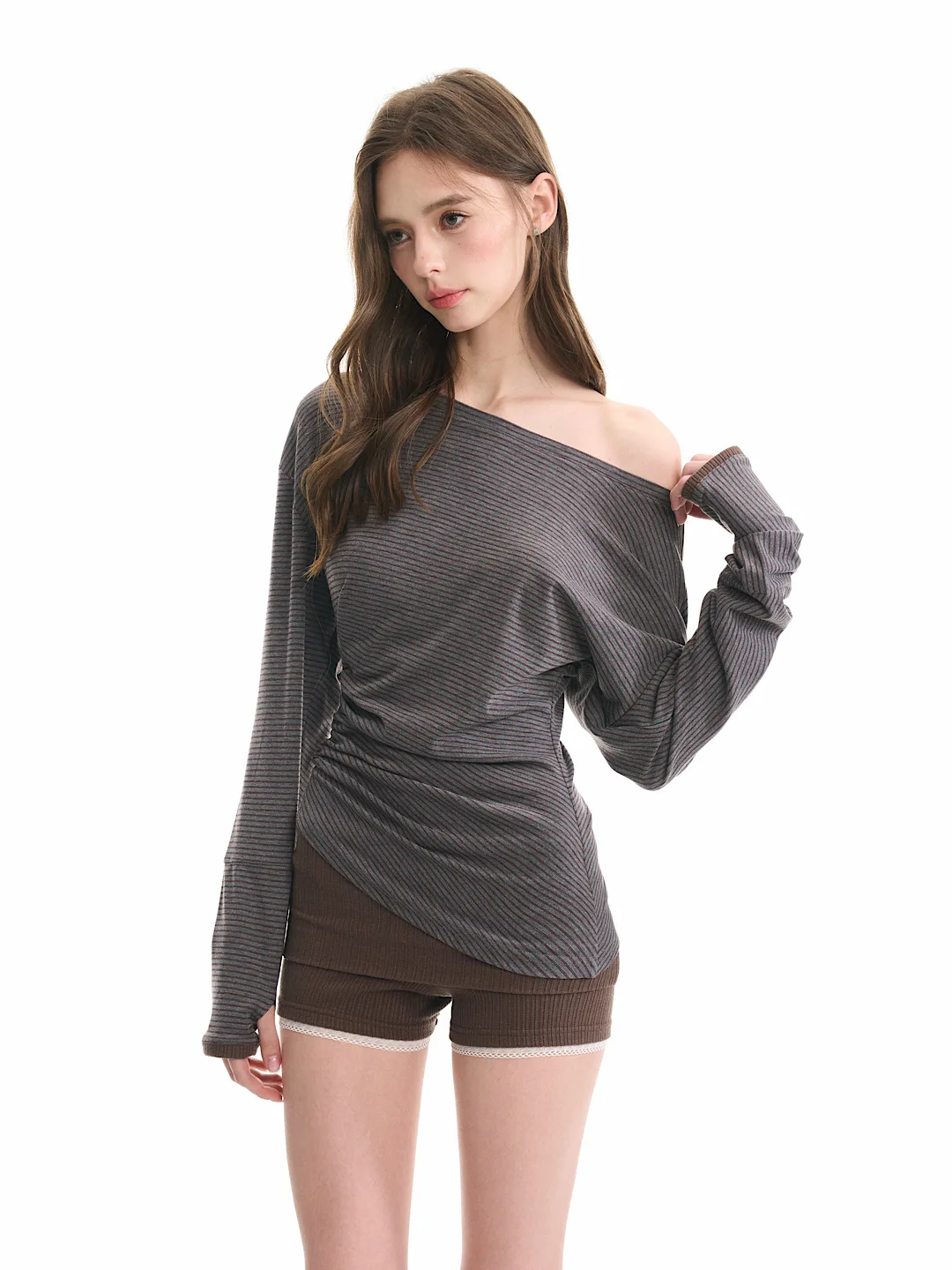 

Весенний комплект: коричневая футболка с полосками и кружевными вставками на плечах, повседневный женский костюм из футболки и шорт, повседневная футболка с длинным рукавом