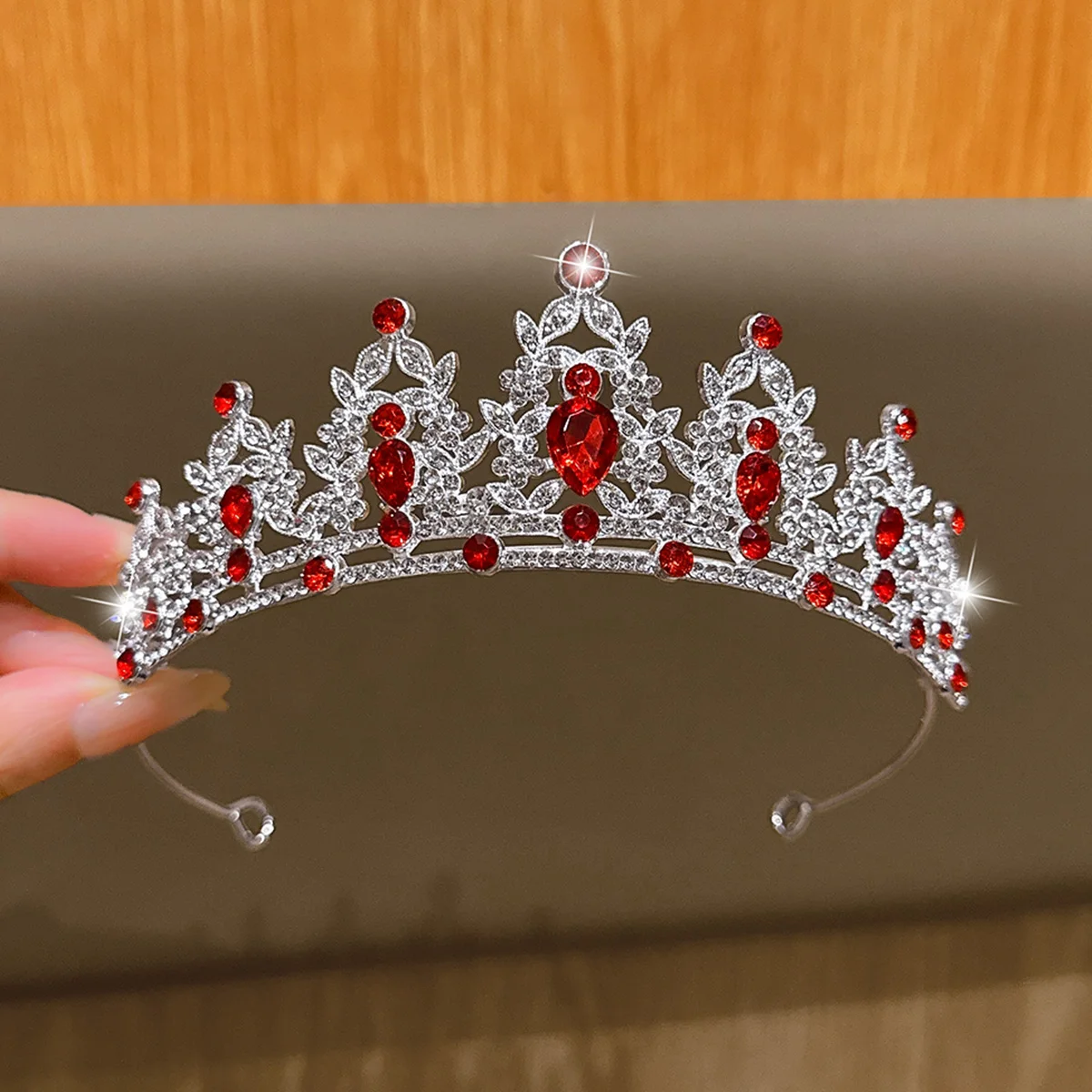 

1 exquisite high-end elegant silver crown suitable for daily use