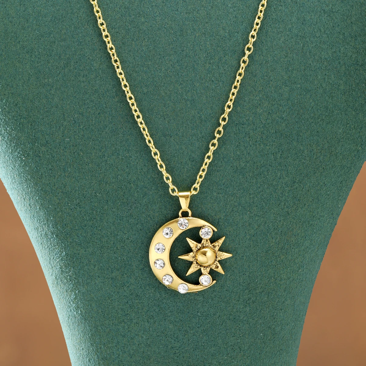 Retro-style Sun and Moon Artificial Gemstone Necklace Zinc Alloy Material Women's Pendant Necklace - Party and Event Wear