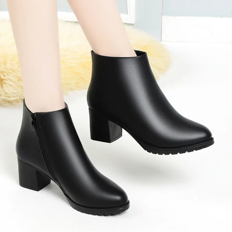 المرأة قصيرة التمهيد عالية الكعب 2025 الخريف جديد جلد طبيعي الصوف مبطن النساء حذاء من الجلد حجم كبير عدم الانزلاق الجوارب النسائية