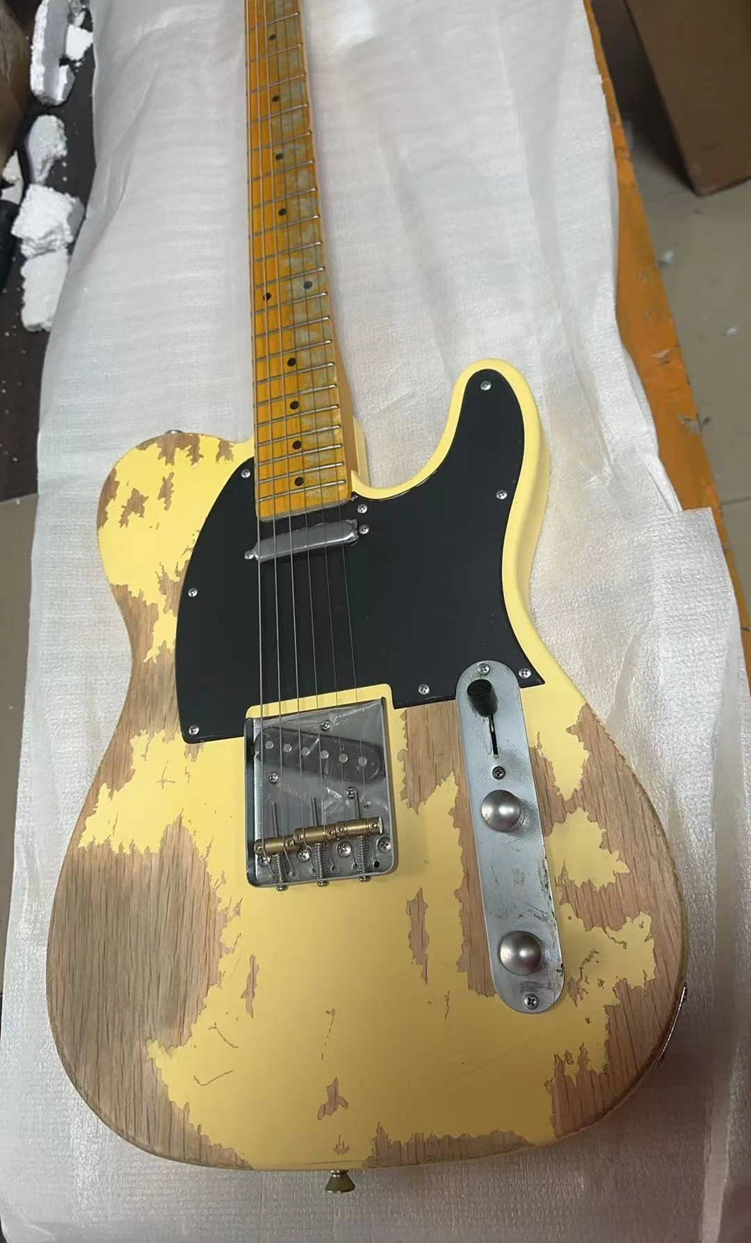 2026 hot new Guitar Maple Fretboard Alder Body Cream Yellow Color