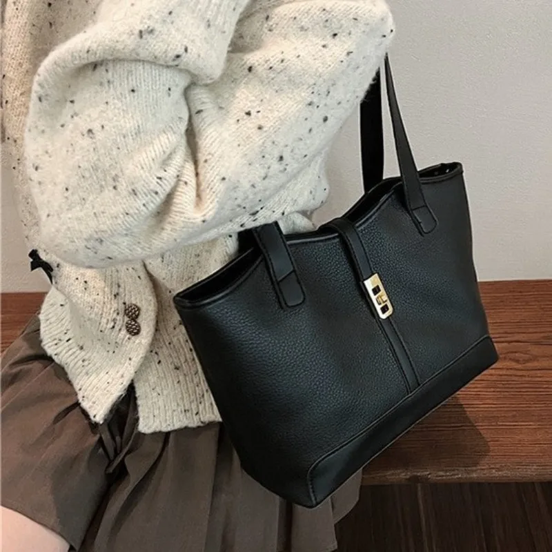 

2025 Новая стильная женская сумка-тоут большой емкости с цветными блоками, модная пригородная сумка