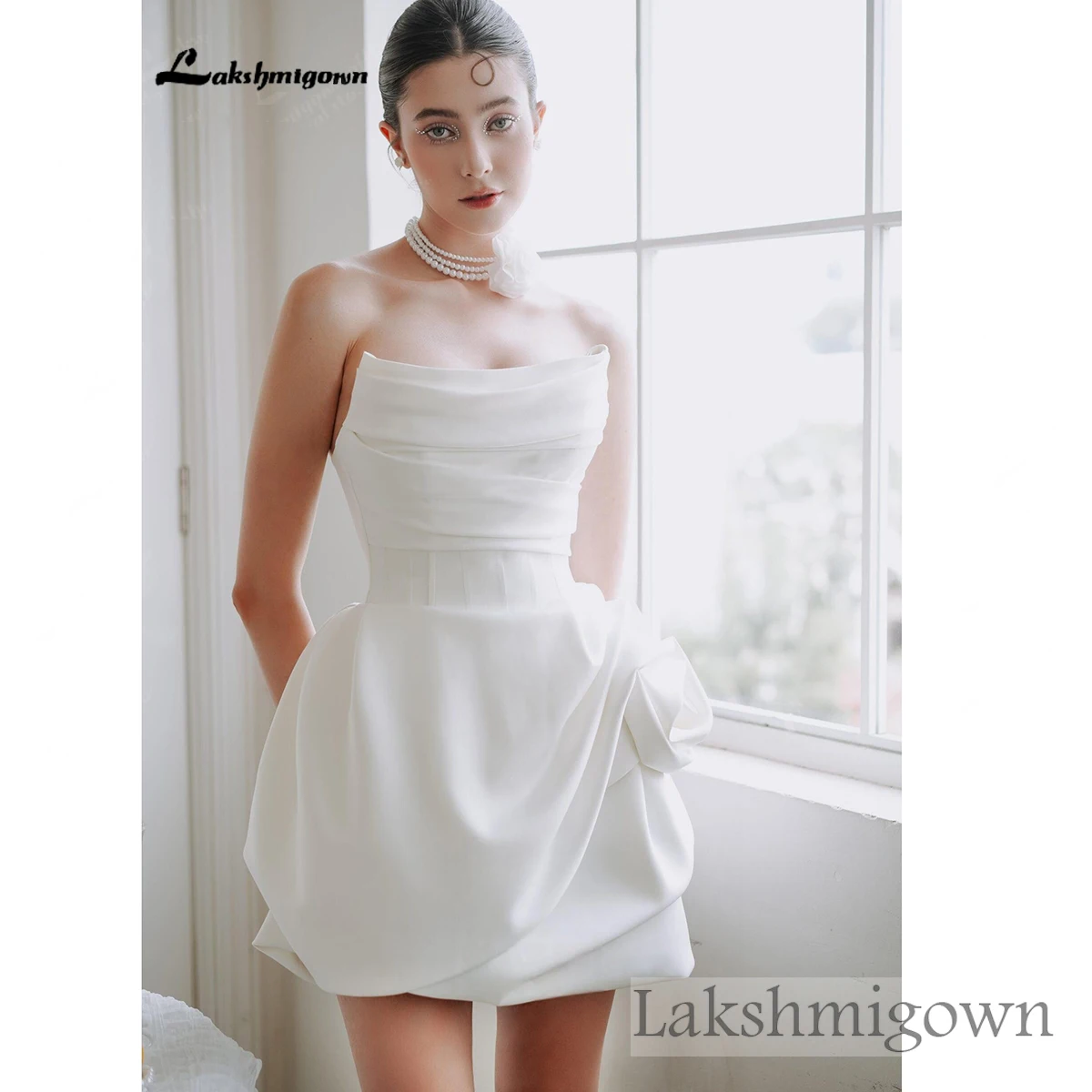 Lakshmigown Trägerloses Satin-Mini-Hochzeitskleid mit 3D-Rosetten, kurzes Brautkleid, Couture-Empfangskleid, maßgeschneidert – Detail 5