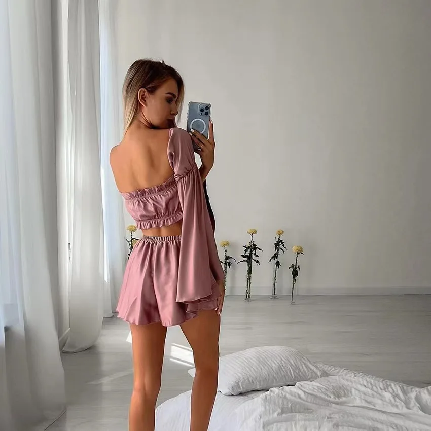 ชุดเสื้อครอปแขนยาวและกางเกงขาสั้น ชุดลำลองสำหรับผู้หญิง ผ้าโพลีเอสเตอร์ คอลเลคชั่นฤดูร้อน 2023