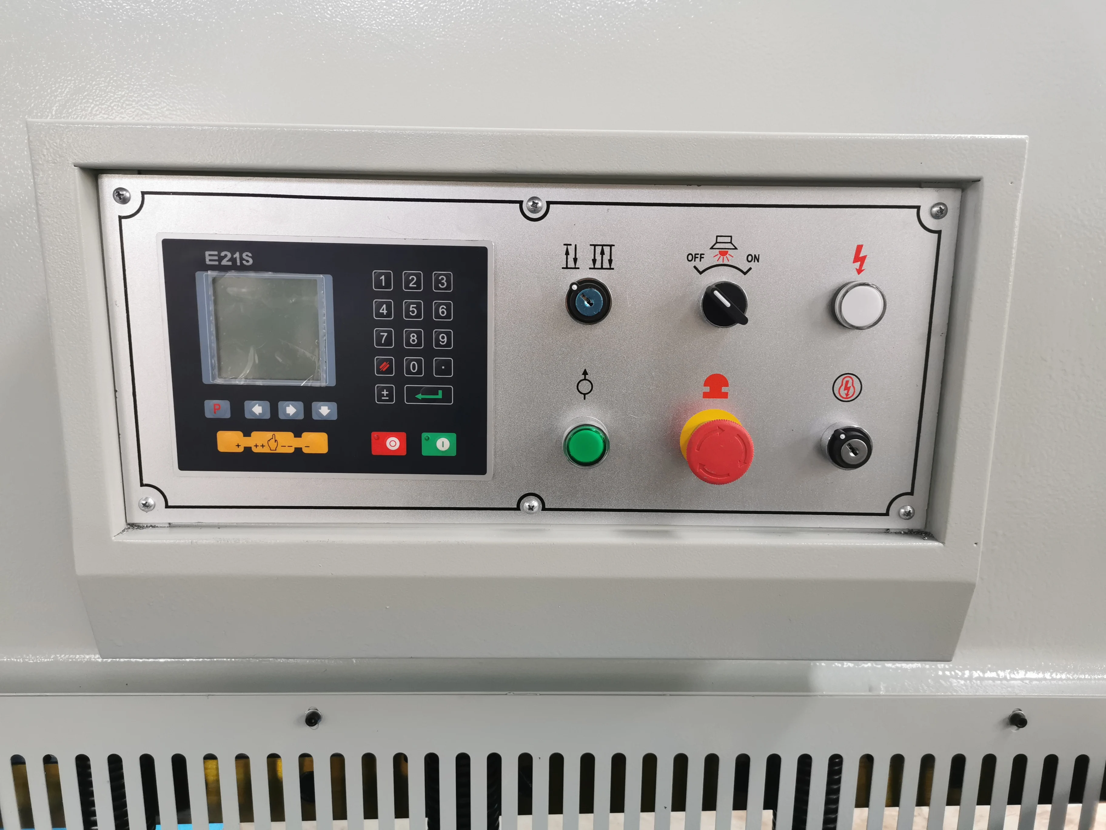AIROW Heavy Duty Shear Machine QC12Y-6x3200 Power Shearing Machine Manufacturer From Taiwan