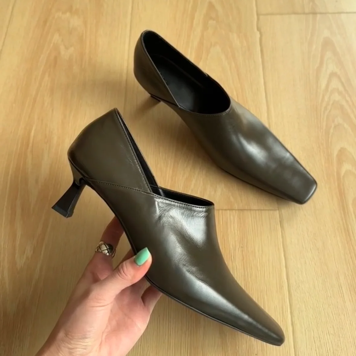 

Retro Temperament Square Toe Pumps French Style Black Simple Soft Leather High Heels Row Heel Step-On Slip-On Women Shoes