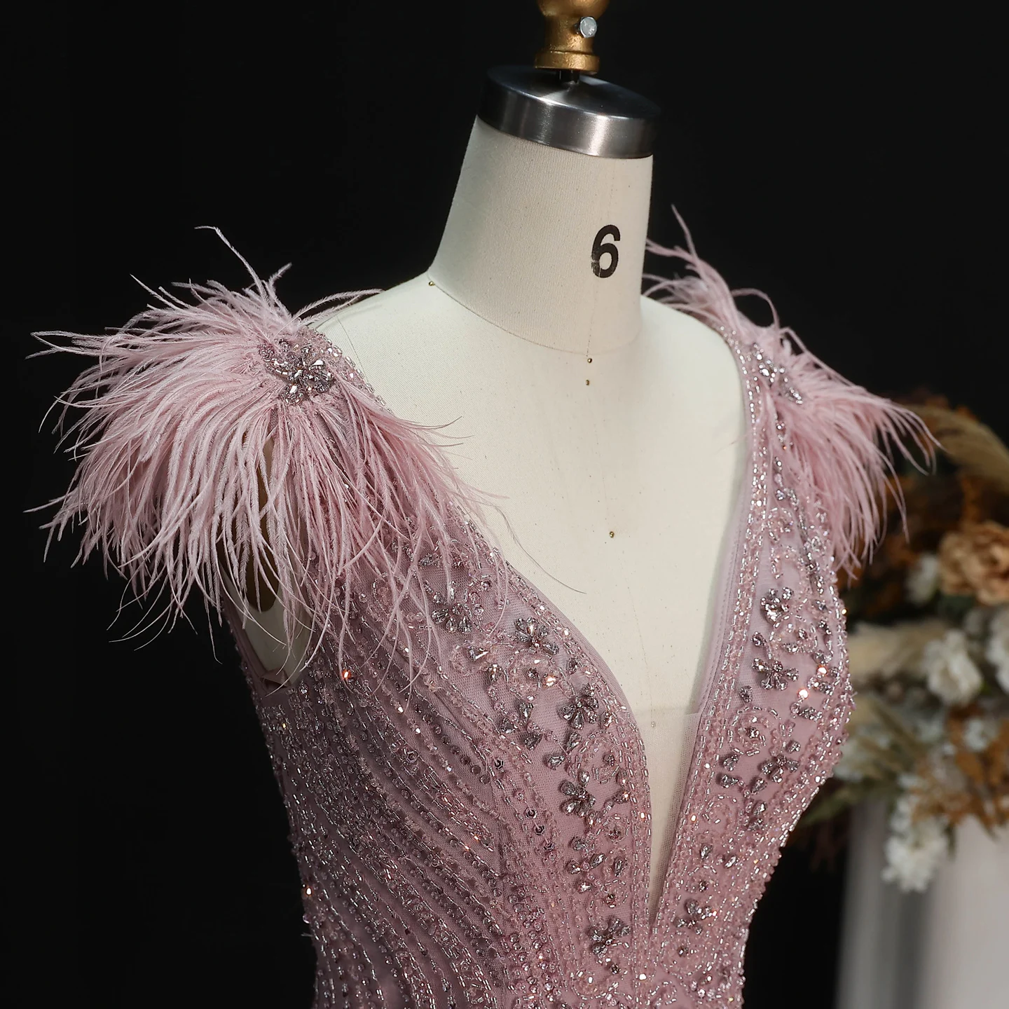 Sharon Said Luxuriöses Meerjungfrauen-Abendkleid mit Federn, Perlen und tiefem V-Ausschnitt, geeignet für Hochzeitsgäste, Partykleider SS122, maßgeschneidert. – Detail 8