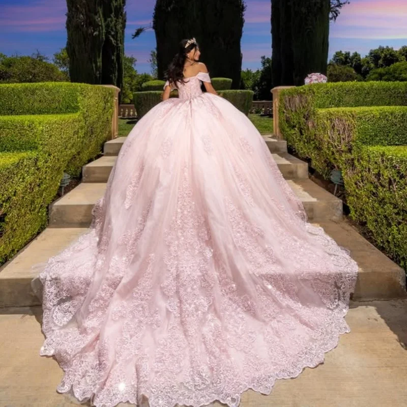 Sukienki Quinceanera w kolorze jasnoróżowym, z aplikacjami kwiatowymi, odkryte ramiona, długi tren, kokarda, Vestido 15 Quinceanera, szyte na miarę.