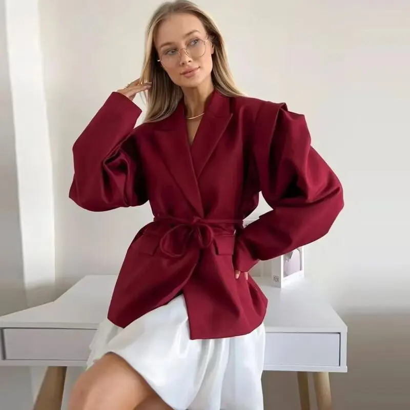 Blazer con cinturón para mujer, solapa con muesca, hombros anchos, manga larga, bolsillo suave, color burdeos, largo medio, corte entallado, elegante, ideal para la oficina.