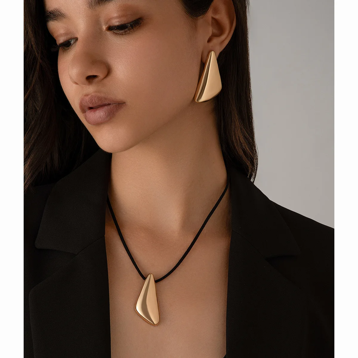Choker Triangle Teardrop Pendant Wrapped Metal Chain with Sturdy Adjustable Clasp for Women Office Daily Business Chic