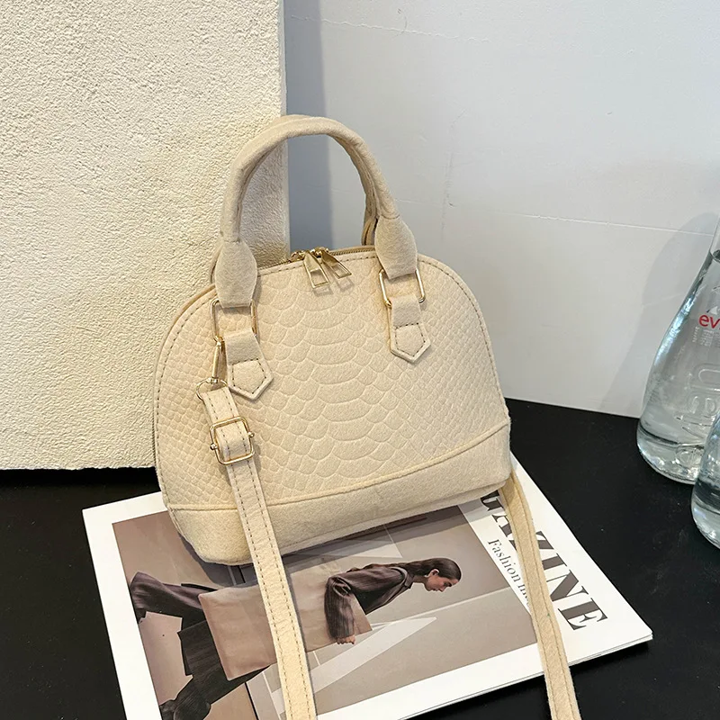 

New Simple Felt Ladies Handbag Texture Handbag, Fashionable Niche Shell Bag Commuter Shoulder Messenger Bag