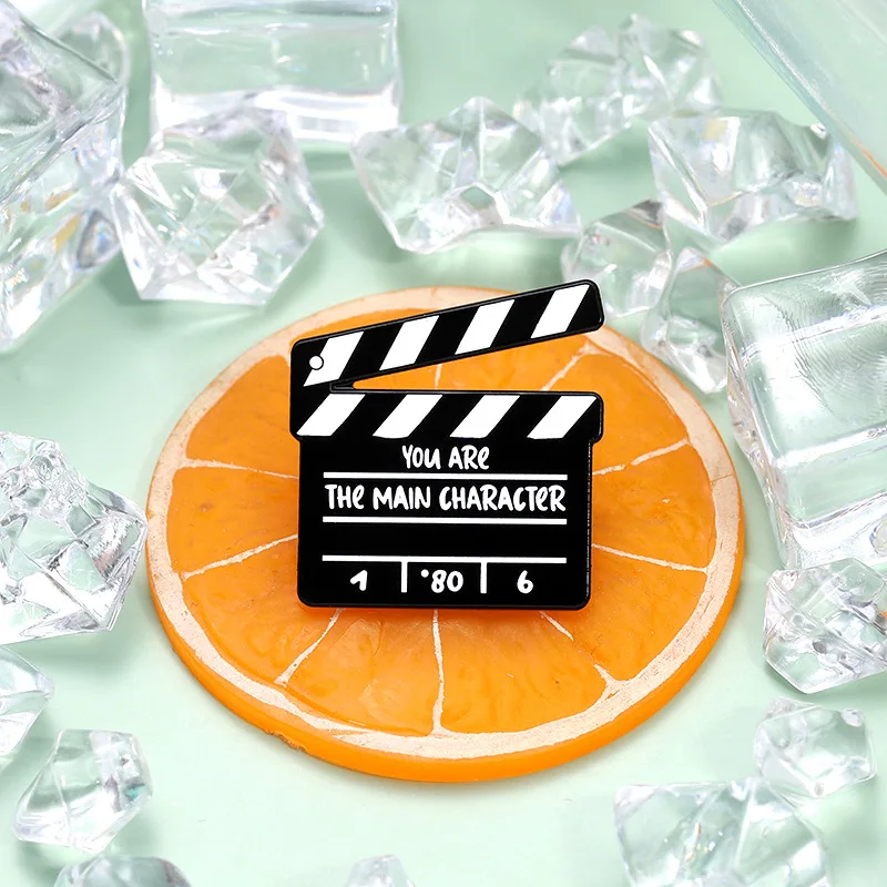 창의적인 영화 테마 브로치 핀, 영감을 주는 '당신은 주인공입니다' 글자 하드 에나멜 라펠 핀 쥬얼리 의상 액세서리