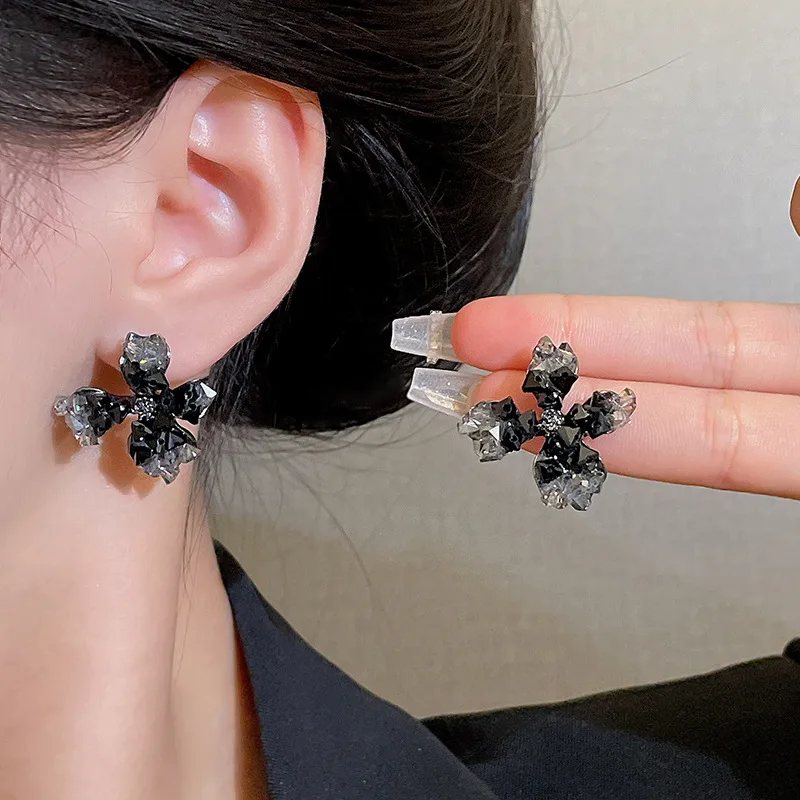 2023 Trend New Irregular Black Zircon Flower Earrings for Women Fashion Transparent Gradient Crystal Stud Earring Jewelry Gift