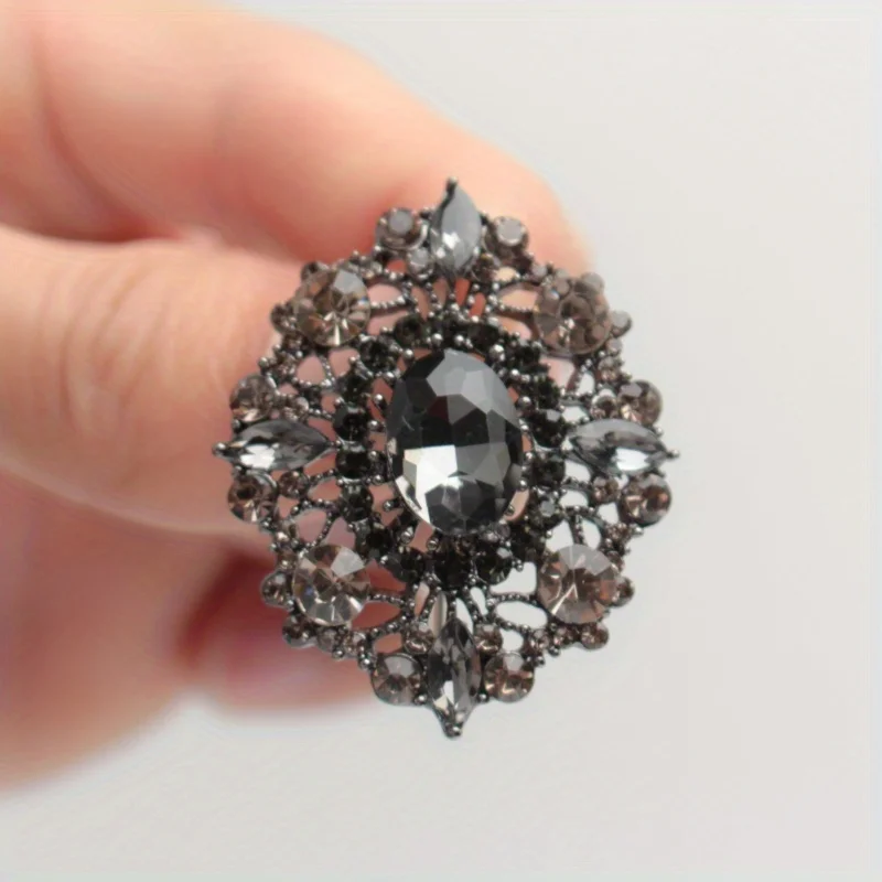 Elegant Korean Style Stylish Cut-out Crystal Pin Brooch Delicate Shiny Boutique Decorated Badge for Ladies