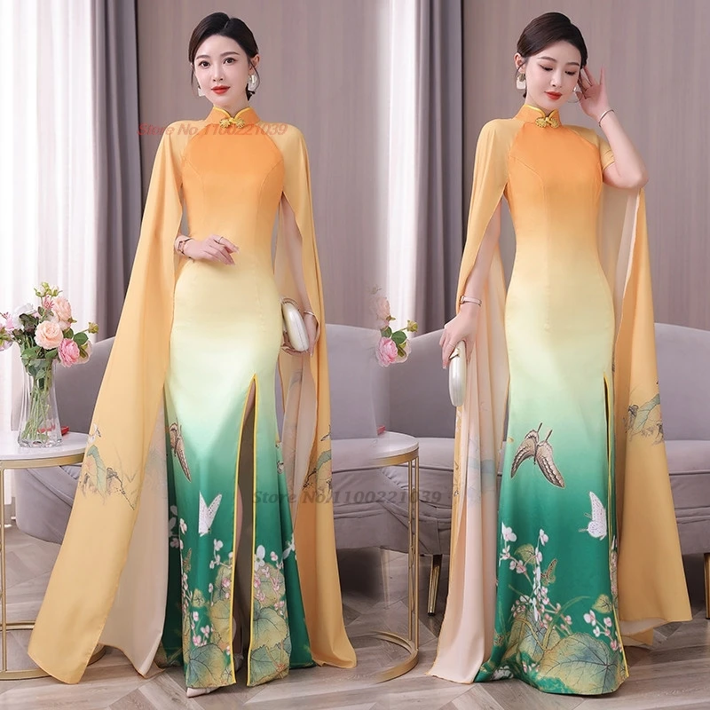 

2026 Китайское вечернее платье-ципао, улучшенная модель, с традиционным цветочным принтом, струящимися рукавами-накидками, для банкетов.