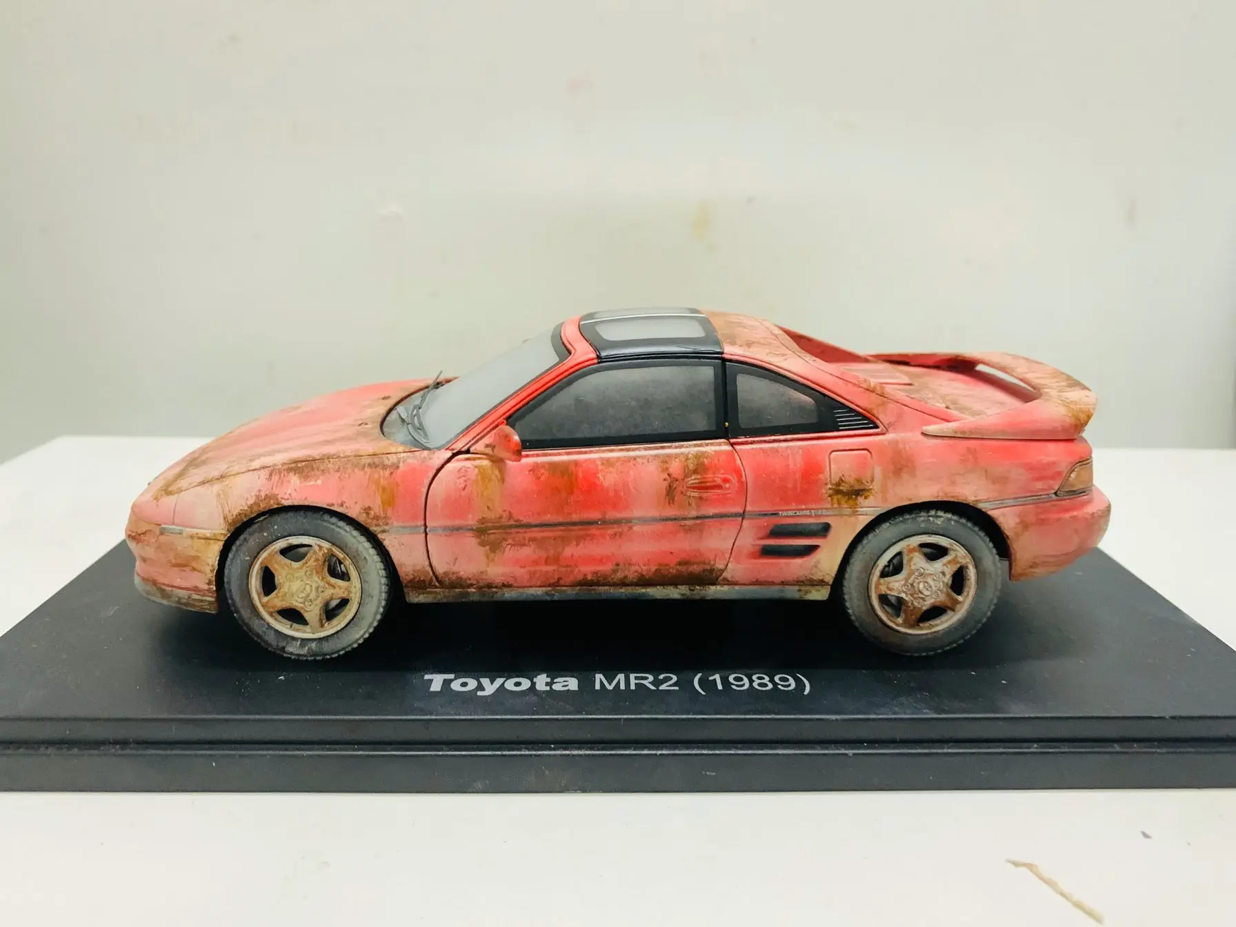 

1/24 Scale Die-Cast Model Car "MR2" 1989 Muddy Version Door Open - Children's Birthday Gift Toy Scene Decoration
