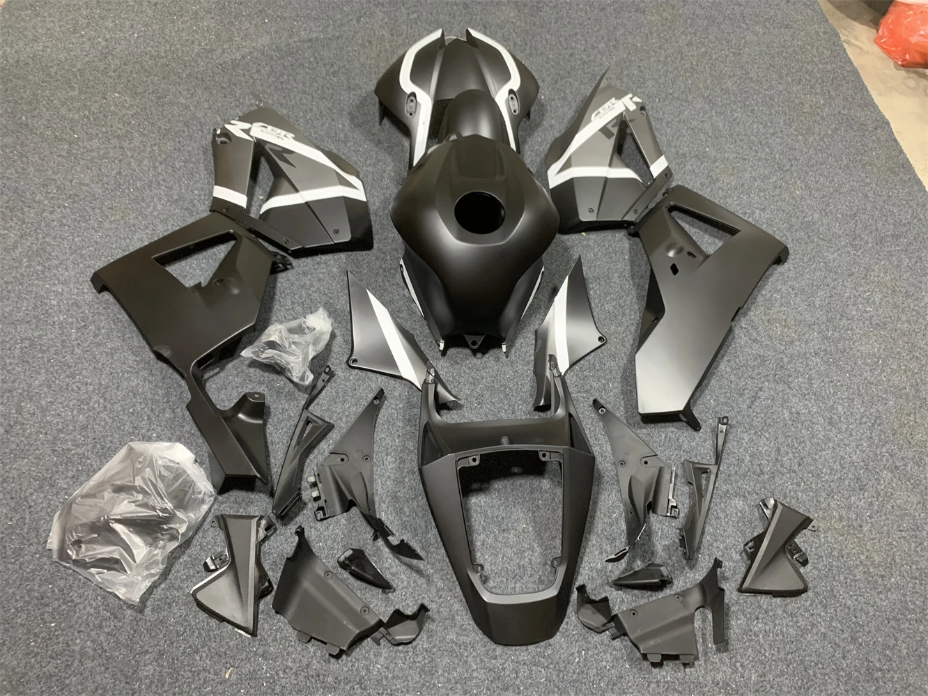 مجموعة هدايا الدراجة النارية تناسب CBR600RR F5 2013 2014 2015 2016 2017 2018 2019 CBR600 13 14 15 16 17 18 19 سنة هدية رمادية