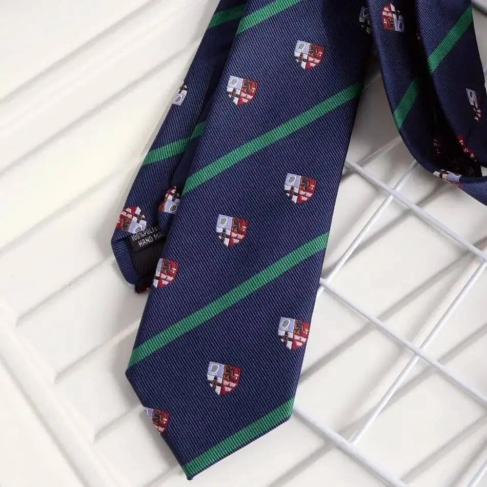 Krawat w paski z logo JK, styl uniwersytecki, brytyjski, ręcznie wiązany, pasujący do koszuli studenckiej na ukończenie szkoły