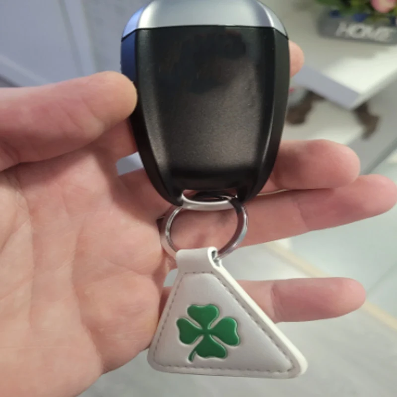 Green White Four Leaf Clover Leather Car Keychain Keyring For Alfa Romeo GT Giulia Giulietta Stelvio Mito Lucky Pendant Styling