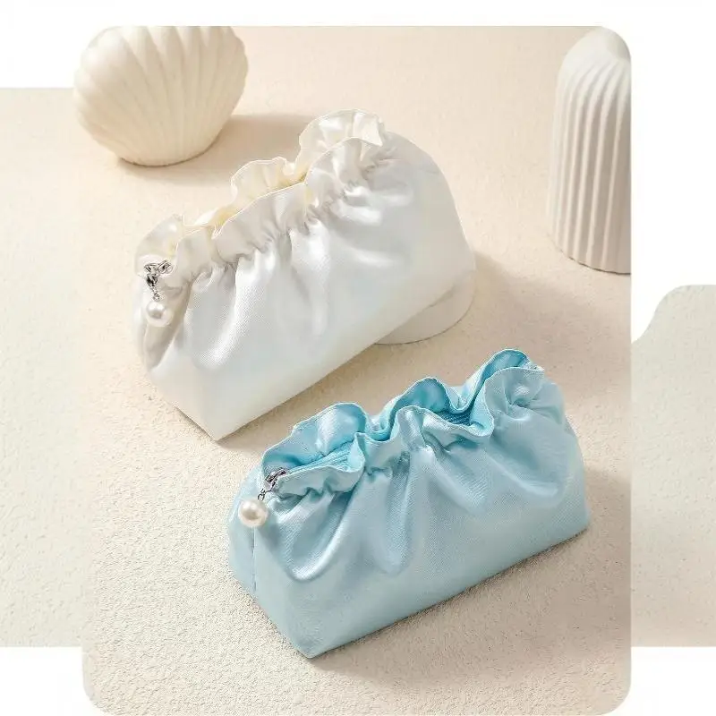 Tragbare Polyester-Kosmetiktasche in Wolkenform mit Kordelzugverschluss, glänzender Oberfläche, großer Kapazität, Reise-Organizer für den täglichen Gebrauch. – Detail 7