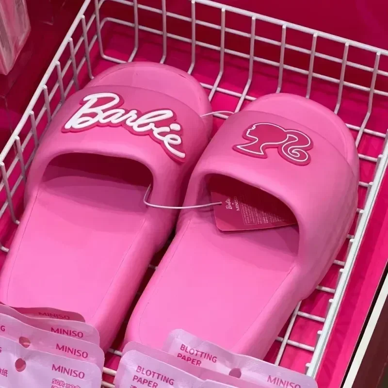

Модные летние тапочки MINISO серии Барби, модные розовые сандалии на толстой подошве для ванной, Нескользящие домашние тапочки для пола, подарки для девочек