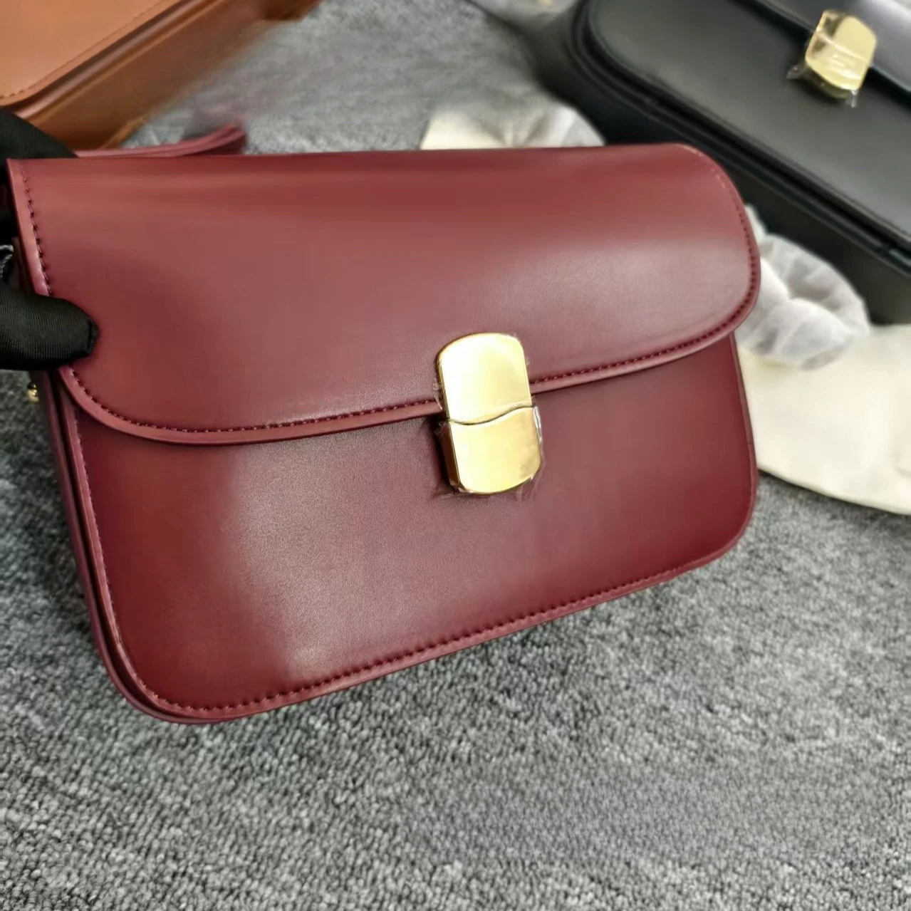

2026 French Paris Hot New Sezana Handbag Female Designer Casual Leather Maillard Crossbody Bag with Metal Lock Closure Tofu Bags