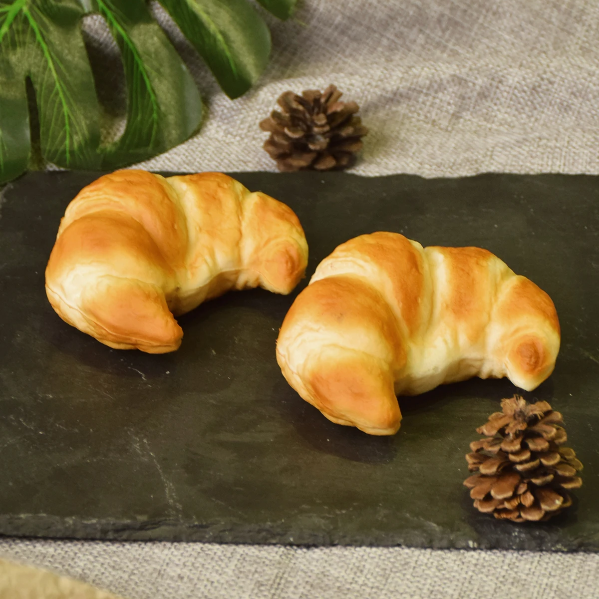 Realistischer gefälschter PU-Croissant – Originale und Streiche mit Schokoladengeschmack, Brot, lustige Essens-Requisiten für Witze, Präsentation und TikTok-Videos – Detail 8