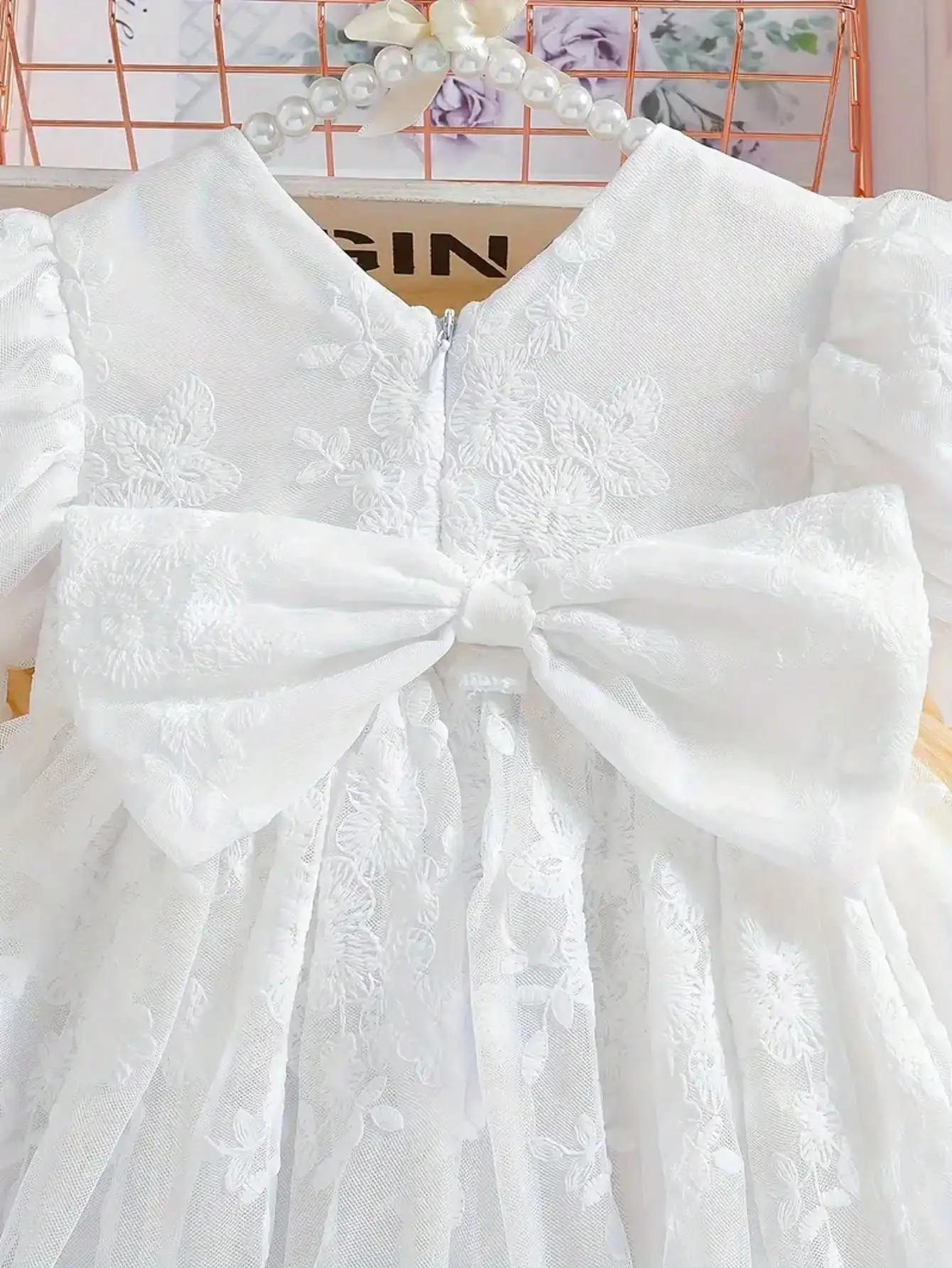 Elegantes Kinderkleid mit V-Ausschnitt, Puffärmeln, lässigem, bequemem Mesh-Rock und Schleifendetail, kurze und lange Ärmeloptionen – Detail 6