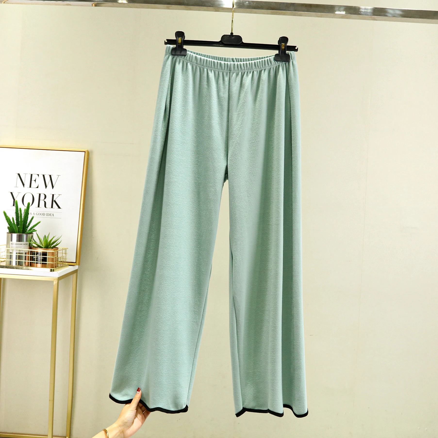 プラスサイズの女性の秋冬の厚いフリース裏地付きワイドレッグパンツゆったりとした快適なハイウエストカジュアルパンツ