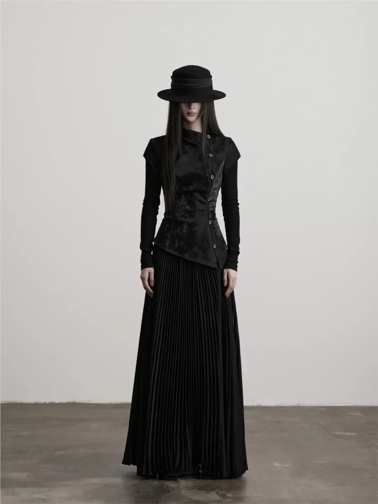 Two leather and color-stitched long skirts with pleated waists patchwork
