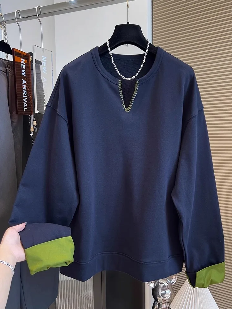 

Оверсайз свитшот с V-образным вырезом и контрастной вышивкой, свободный крой, для ранней осени, модный топ